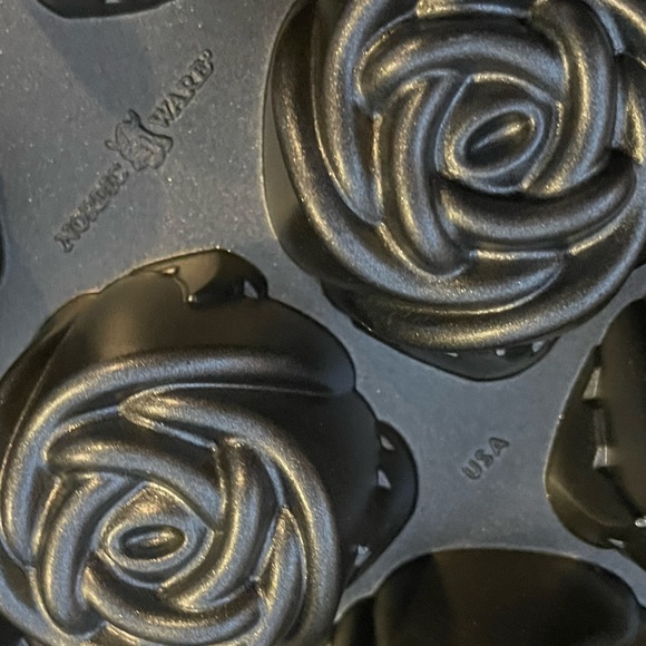 Nordic Ware Sweetheart Rose Muffin/ Cake Baking Pan - Picture 4 of 4